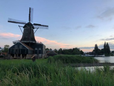 IJlst Friesland 'da gün batımında De Rat yel değirmeni Hollanda