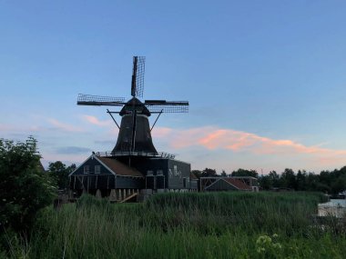 IJlst Friesland 'da gün batımında De Rat yel değirmeni Hollanda