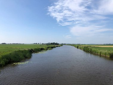 Friesland 'daki Noorderbroekster Kanalı Hollanda