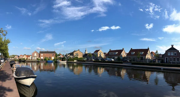 Joure, Friesland, Hollanda 'daki bir kanaldan Panorama