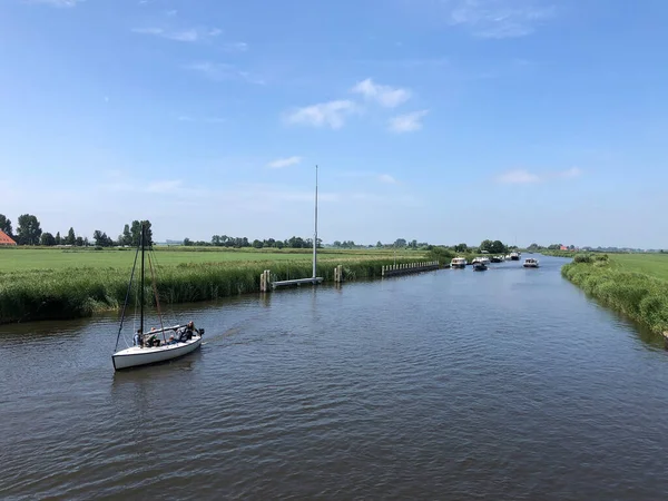 Velero Navegando Hacia Puente Lago Langweerder Langweer Frisia Países Bajos — Foto de Stock