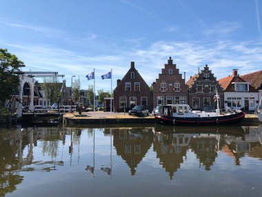Eski Makkum, Friesland, Hollanda 'daki kanalın yanındaki evler.