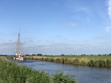 Hollanda, Parrega Friesland 'a doğru Workumertrekvaart kanalındaki yelkenli.