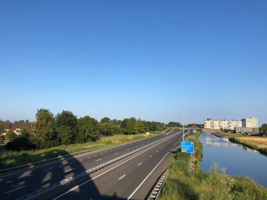 Friesland 'da Sneek çevresindeki otoyol Hollanda