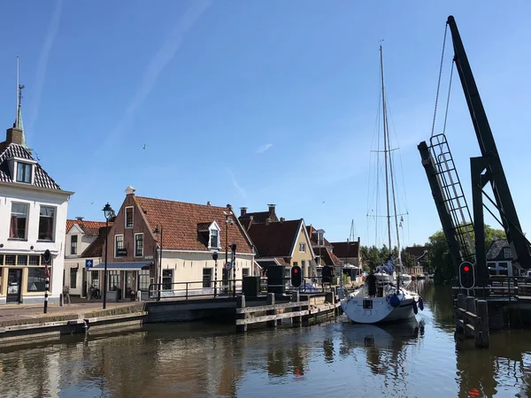 Żaglówka Przepływająca Przez Most Starym Mieście Makkum Friesland Holandia — Zdjęcie stockowe