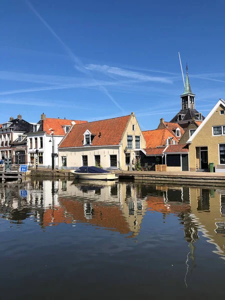 Domy Nad Kanałem Starym Mieście Makkum Friesland Holandia — Zdjęcie stockowe