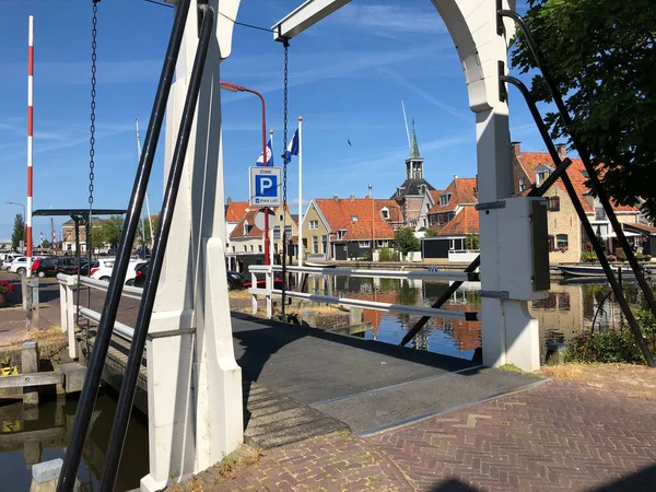 荷兰弗里斯兰Makkum一条运河上的桥 — 图库照片