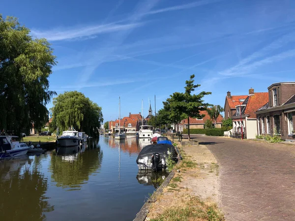 Canal Través Del Casco Antiguo Makkum Frisia Países Bajos — Foto de Stock