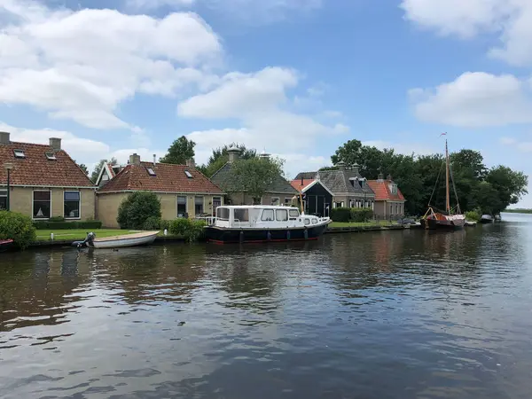 Domy Nad Kanałem Oosthem Friesland Holandia — Zdjęcie stockowe
