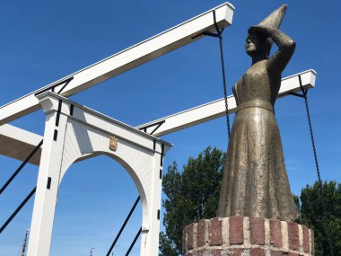 Stavoren Limanı, Friesland Hollanda 'daki Stavoren Leydisi heykeli.