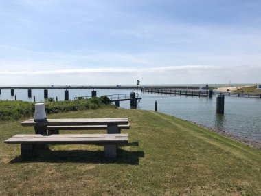 Stavoren, Friesland, Hollanda 'da bir deniz kilidinin yanındaki bankta.