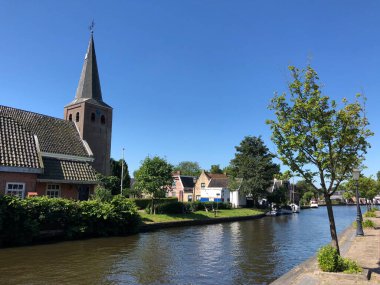Warten, Friesland ve Hollanda 'daki kanalın yanındaki kilise.