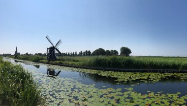 Eski yel değirmeninden Panorama ve Workum Friesland 'da kaynayan bir kanal Hollanda