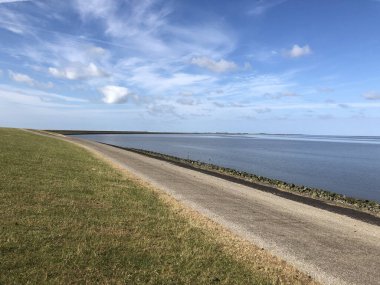 Friesland, Hollanda 'daki Zürih çevresindeki çorak denizde bir hendek.