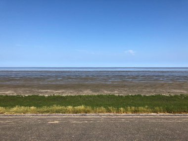 Hollanda, Friesland 'daki bir hendekten görülen engin deniz.