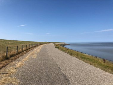 Friesland 'da bir hendek Hollanda' daki çorak denizin yanında.