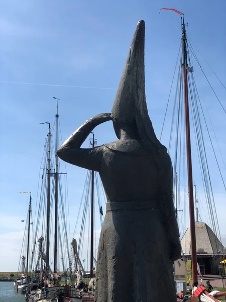 Stavoren Limanı, Friesland Hollanda 'daki Stavoren Leydisi heykeli.