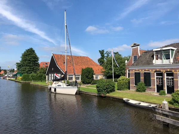 Σπίτια Δίπλα Στο Κανάλι Workumertrekvaart Στο Workum Friesland Ολλανδία — Φωτογραφία Αρχείου