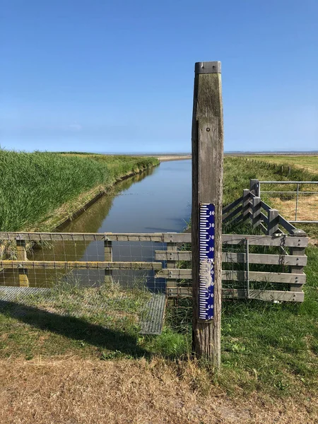 オランダ ザワルト ハーンの堤防の水位を測定するメーター Oreland Com — ストック写真