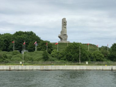 Gdansk Polonya 'daki Westerplatte' deki büyük taş heykel.
