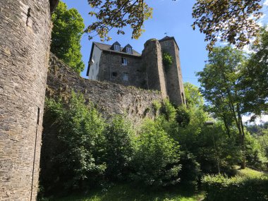 Monschau Almanya 'sında bir tepede kule