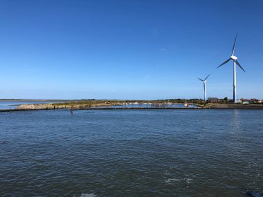 Almanya 'da Borkum adasında liman ve yel değirmenleri