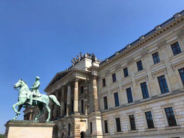 Braunschweig, Almanya 'daki Schlossmuseum' un önündeki Herzog Friedrich Wilhelm heykeli