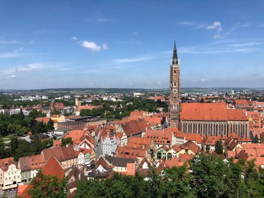 St. Martin Kilisesi, Landshut Almanya 'daki Trausnitz Kalesi' nden görüldü.