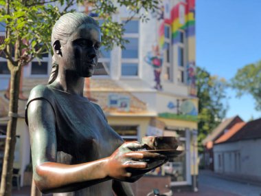 Leer, Almanya 'daki çaycı kız heykeli.