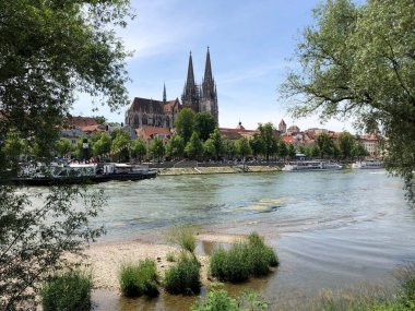 Almanya 'nın Regensburg kentindeki Tuna Nehri üzerindeki Aziz Peter Katedrali