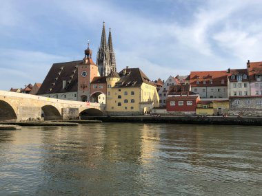 St. Peter Katedrali ve Almanya 'nın Regensburg kentindeki Tuna Nehri üzerindeki taş köprü.