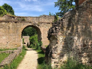Almanya 'daki Donaustauf Kalesi' nin kapısı.