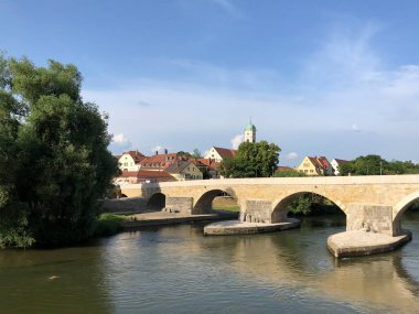 Almanya 'nın Regensburg bölgesindeki Tuna Nehri üzerinde taş tugayı