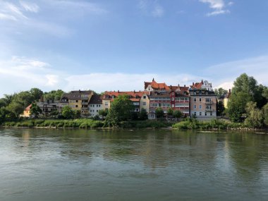 Almanya 'nın Regensburg bölgesindeki Danube Nehri' nin rıhtımında.