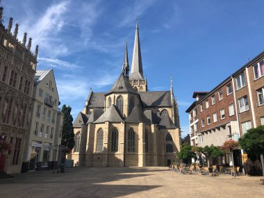 Wesel, Almanya 'da Willibrordi katedrali olan büyük pazar meydanı.