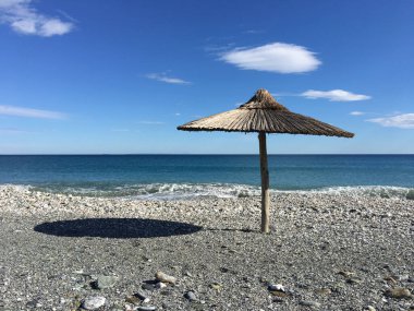 Yunanistan 'daki velika plajında şemsiye