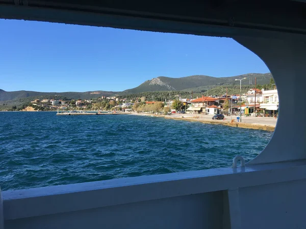 Ferry Saliendo Glyfa Grecia — Foto de Stock