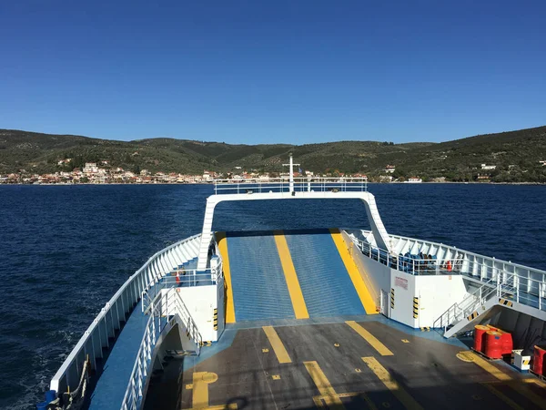 Ferry Saliendo Glyfa Grecia — Foto de Stock