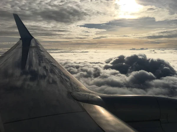 Полет Над Облаками Направлении Аэропорта Амстердама Схипхол Нидерландах — стоковое фото