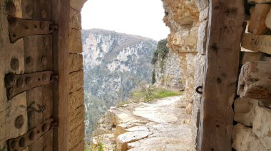 Aziz Paraskevi Manastırı 'nın kapısı Zagori Yunanistan' da terk edilmiş bir manastır