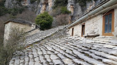 Aziz Paraskevi Manastırı 'nın çatısı Zagori Yunanistan' da terk edilmiş bir manastır