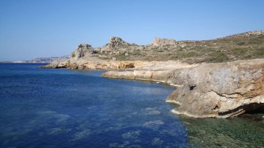 Yunanistan 'ın Kato Korogona kıyılarındaki berrak mavi sular