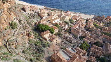 Yunanistan 'ın Monemvasia kentindeki tepedeki evler