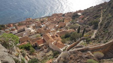 Yunanistan 'ın Monemvasia kentindeki tepedeki evler
