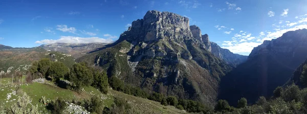 北ギリシャのピンダス山脈のヴィコス渓谷からのパノラマ — ストック写真