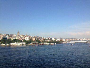 İstanbul 'daki Halic Metro Köprüsü' nden Galata Kulesi görülüyor
