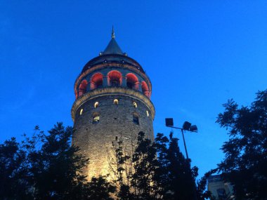 İstanbul 'da gece yarısı Galata Kulesi