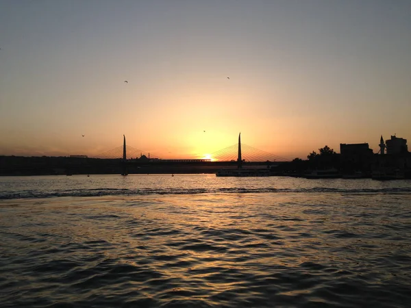 Ηλιοβασίλεμα Πίσω Από Γέφυρα Χαλίκ Του Μετρό Στην Ιστανμπούλ — Φωτογραφία Αρχείου