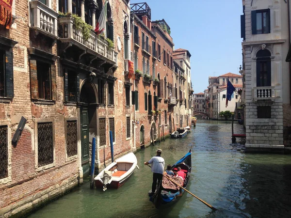 베네치아 운하에 곤돌라 — 스톡 사진