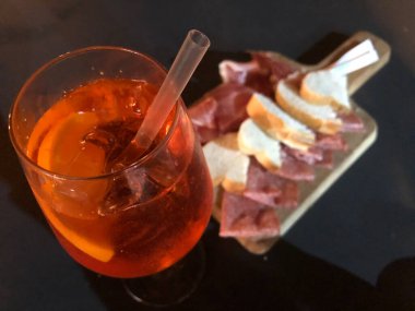 Trieste İtalya 'da biraz etle birlikte sprey kokteyli.